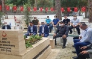 Alanya’da ülkücüler şehit Gündoğmuş’u kabri...