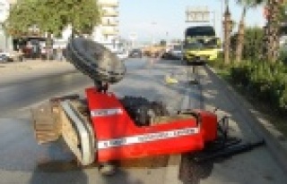 Antalya'da tur otobüsüyle traktör çarpıştı:...