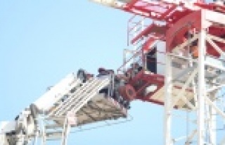 AÜ Kampüsünde 45 metrelik kule vinçte mahsur kalan...