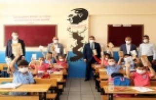 Başkan Yücel öğrencileri yalnız bırakmadı