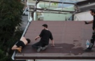 Çatıda yürekleri ağza getiren kare