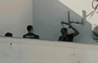 Çatıya çıkan şahsı eşi ve müzakereci polis...