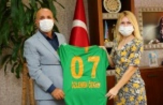 Çavuşoğlu'ndan Özkan'a forma