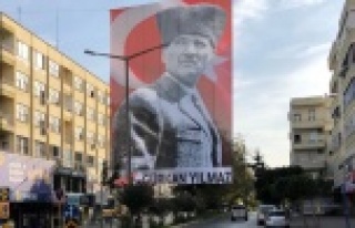 Dev Atatürk posteri ilgi çekti