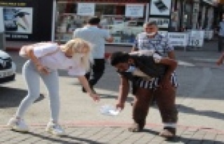 Döviz bürosu gibi dilenci markette paraları sayarken...