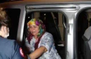 Eşinin çarptığı bisikletli kadını hareketsiz...