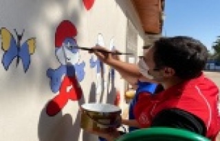 Gönüllü gençler her hafta bir okul boyuyor