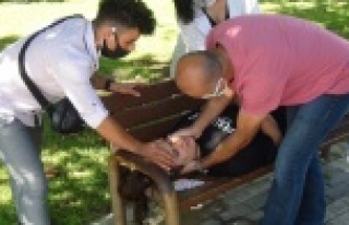 Irmak kenarında bayılan genç kızı ayıltmak için...