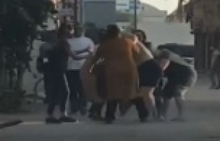 Kadınlar saç saça baş başa kavga etti, erkekler...