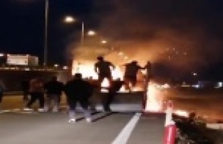 Kamyonet kasasındaki yangını söndürmek için...