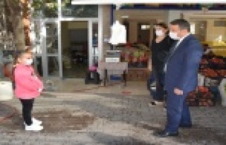 Küçük kız korona denetiminde kaymakama "Bayrak"...