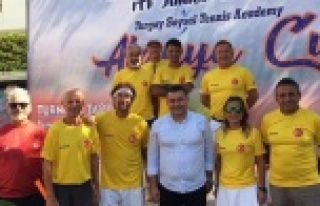 Kupalarını başkan Yücel'in elinden aldılar