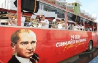 Mobil etkinlik otobüsü 29 Ekim coşkusunu caddelere...