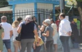 Okul önlerinde velilerin ‘yüz yüze eğitim’...