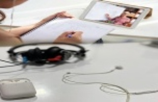 Online eğitimde kulaklıklara dikkat