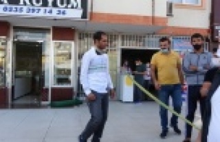 Polis kıyafeti giyen soyguncu, kuyumcuyu soydu