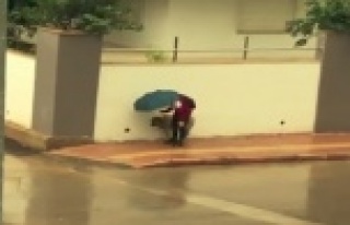 Sağanak yağmur altında iç ısıtan anlar