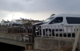 Servis aracı ve otomobil çarpıştı: 1 yaralı