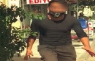 Seyyar satıcı, kendisini cep telefonuyla çeken...