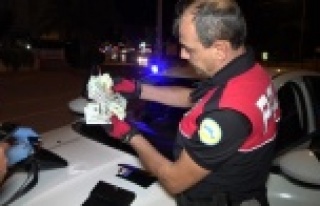 Şüpheli araçtan sahte döviz ve uyuşturucu madde...