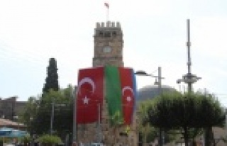 Tarihi simgelerinden Saat Kulesi ile Yivli Minare...