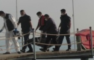 Tekneden denize düşen su sporları çalışanı...