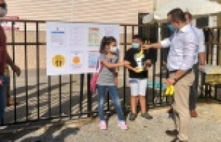 Ülkü Ocakları'ndan öğrencilere muz, eğitimcilere...