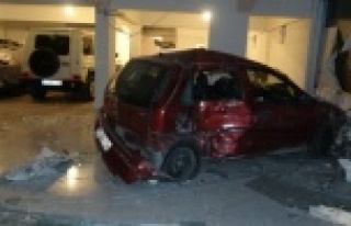 Virajı alamayan alamayan otomobil dükkana girdi:...