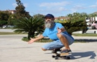 59 yaşındaki Dmitry kaykayıyla gençlere taş çıkartıyor