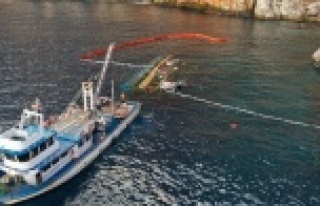 Alanya'da alabora olan teknenin enkazı temizlendi