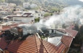 Alanya’da 3 katlı apartmanın çatısı alev alev...