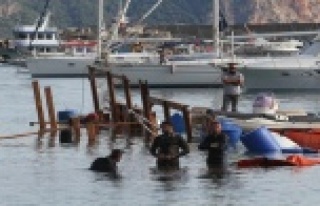 Alanya’da alabora olan tekne karaya çıkarıldı