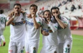 Alanyaspor derbiyi kazanıp namağlup liderlik koltuğuna...