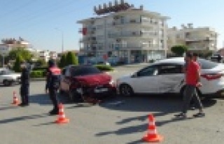 Araçlar kafa kafaya çarpıştı, araçtan inen çocuk...