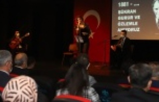 Atatürk Alanya'da saygı duruşu, şiir ve türkülerle...