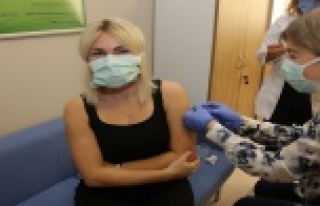 AÜ’deki ilk aşı gönüllü olarak Rektör Özkan’a...