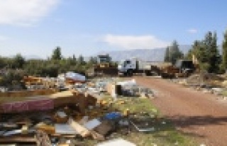 Çöplüğe dönen ormanlık alandan 28 kamyon çöp...