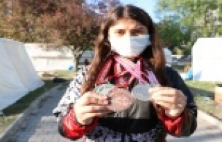 Deprem evini yıktı, azmini yıkamadı