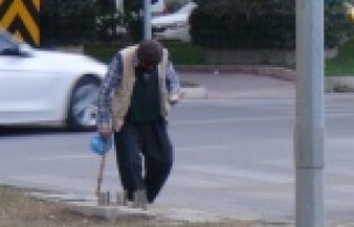 Engelli kardeş dilenciler, polisi görünce yürümeye...