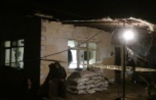 Evde elektrik akımına kapılan kadın hayatını...