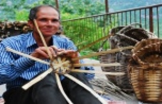 Hayıt ve kargı dallarından yapılan sepetler plastik...