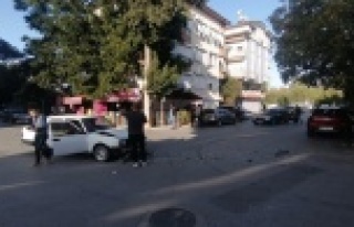 Hurdaya dönen araçtan burunları bile kanamadan...