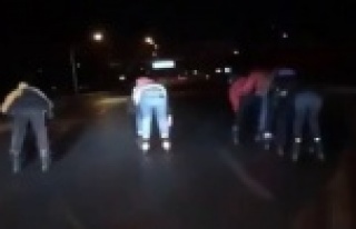 Karayolunda gece karanlığında patenle tehlikeli...