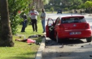 Kaza yapan araca bakmak için yavaşlayan sürücü...