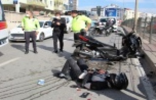 Kazada yaralanan arkadaşının başından ayrılmadı