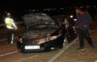 Kontrolden çıkan otomobil refüje çıkıp yön...