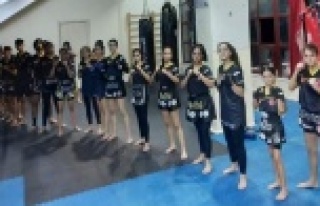 Muay Thai antremanlara hiç ara vermedi