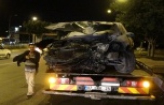 Önce kaldırımdaki yayaya sonra ağaca çarpan otomobil...