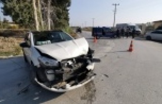 Otomobil iş makinesine çarptı: 2 yaralı