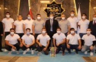 Şampiyonluk kupası Rektör Kalan'a teslim edildi